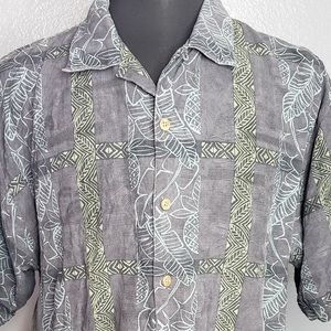 Tommy Bahama Gray Large PreOwned ButtonShort Sleeve-Floral Pattern 100% Silk